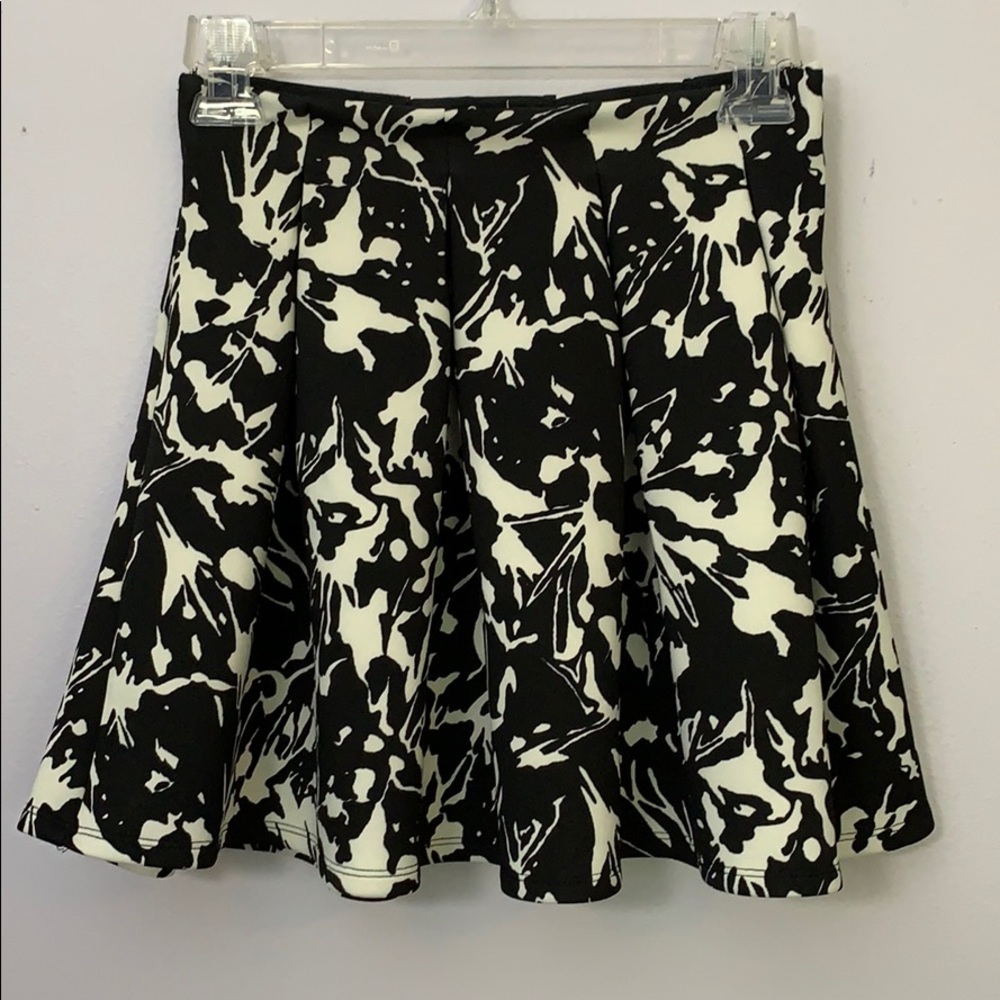 Skirt! 🖤🤍